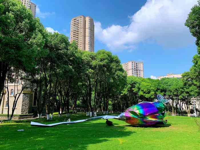 重庆市江北嘴中央商务区中央公园-"江北嘴站出来就是这个广场,地广人