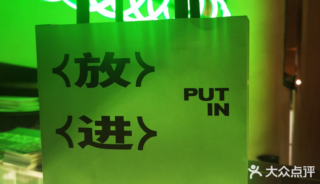 奶噗噗杭州首展在一家咖啡馆里