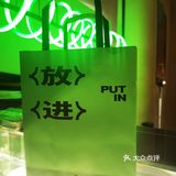奶噗噗杭州首展在一家咖啡馆里