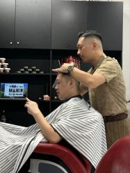 -老男孩男士理容馆·理发·烫染·修面