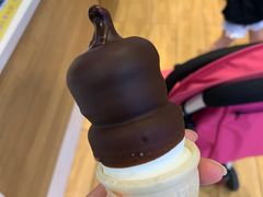 双球脆皮巧克力甜筒-DQ·蛋糕·冰淇淋(奥林匹克广场店)