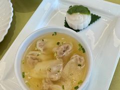 金陵鸡汁小馄饨拼雨花茶糕-湖影中餐厅·南京金茂威斯汀大酒店