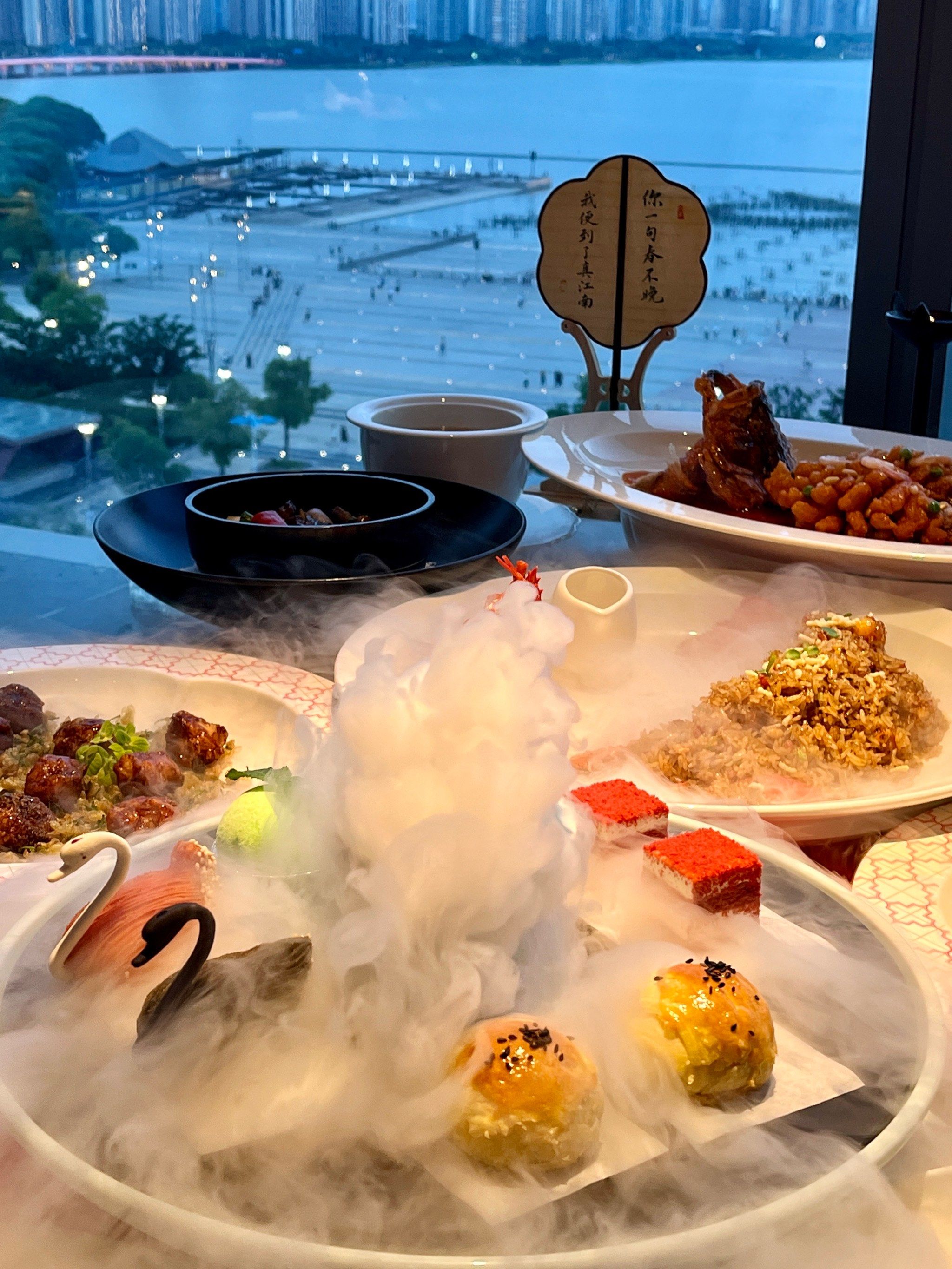 在东方之门赏音乐喷泉品精致粤菜是种什么体验