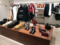-URBAN REVIVO(高德置地广场·春广场店)