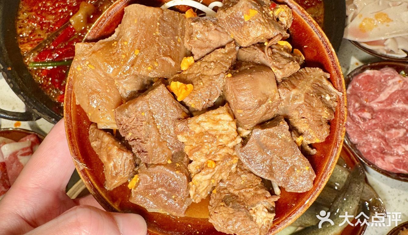 《成都排队王！这社区火锅凭啥让本地人狂炫？》