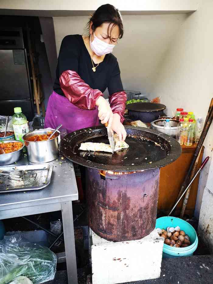 阿姨蛋饼-"味道不错,每天排队的人不少.我也是人少的.