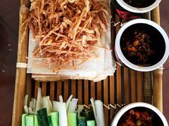 特色煎饼卷四宝-湖光月色临湖音乐餐厅(台儿庄古城店)