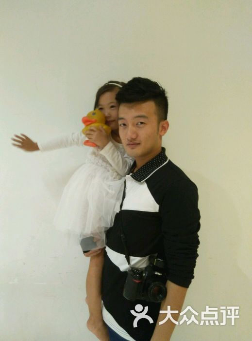 会员图片 心有玲汐_4025上传的图片 喜欢 举报 摄影师帅哥王赫和小