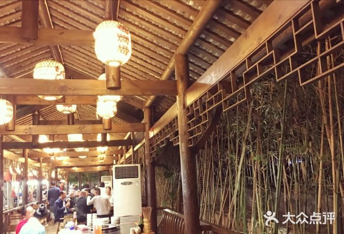 捞锅坝子老火锅(汽博中心店)大堂图片