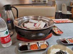 -围炉肉舍•炭烤活鳗•丹东海鲜烤肉(步行街店)