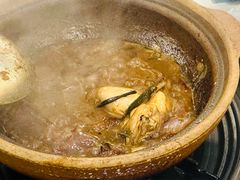 新鲜生蚝-胡须佬鸡煲四季火锅店(石厦西村直营店)