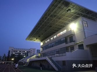 烟台大学体育场,和初中同位一起在观海路吃了晚饭