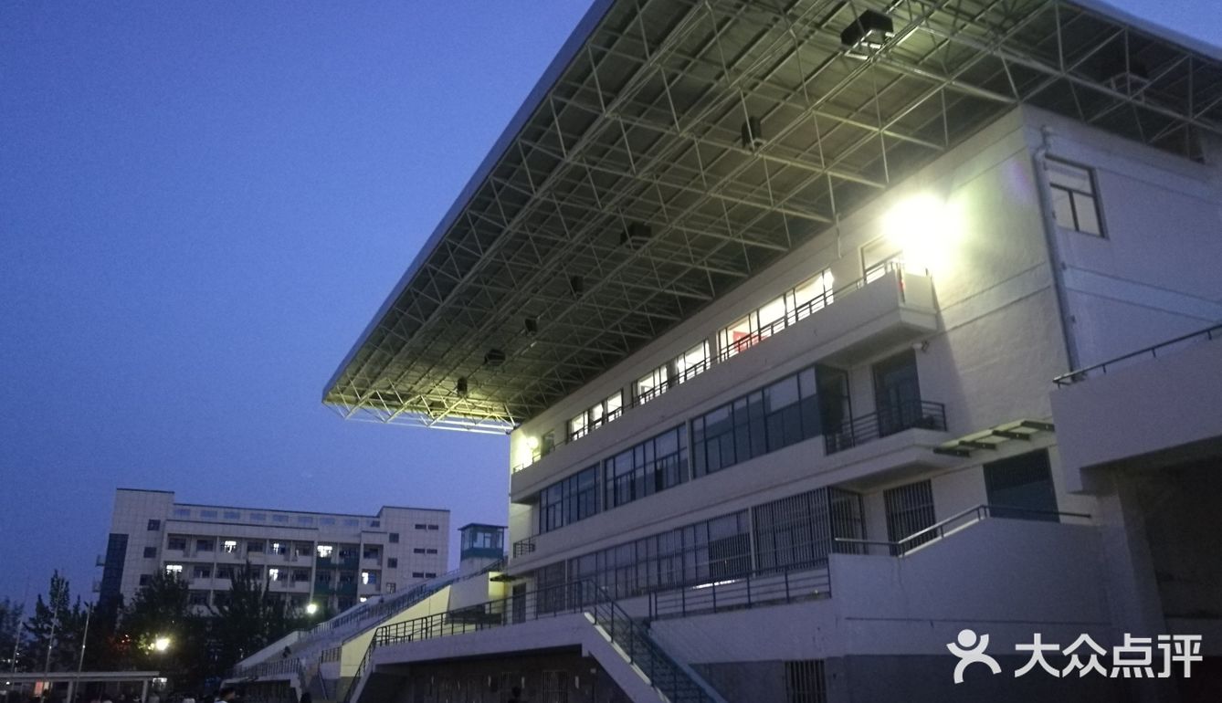 烟台大学体育场,和初中同位一起在观海路吃了晚饭