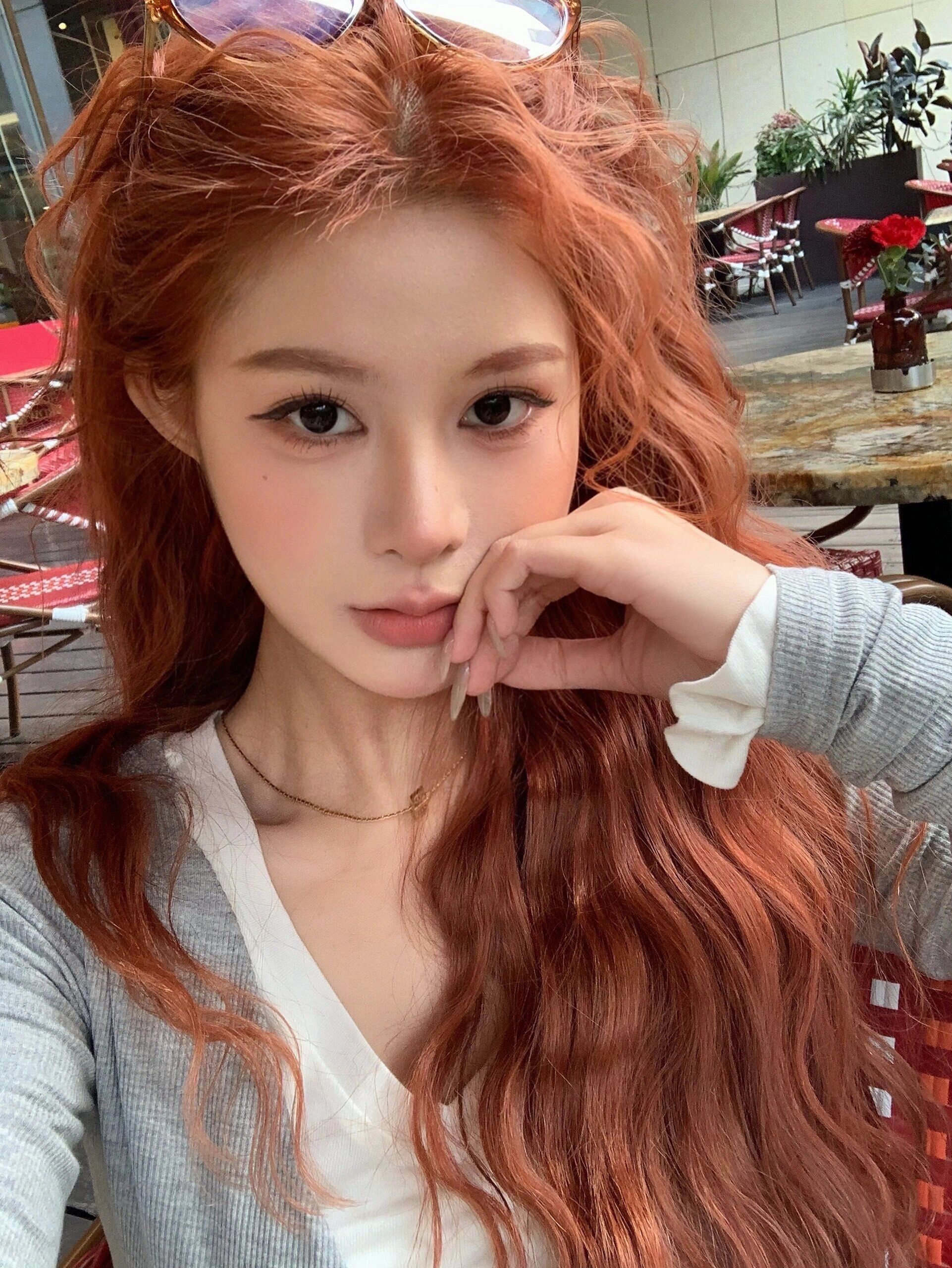 脏橘色搭配卷发,太好看了