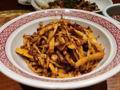 -帅巴人舅母子腊蹄民俗村