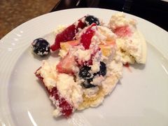 mixed&nbsp;berry&nbsp;cake-咖啡苑自助餐厅·中国大饭店