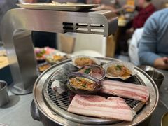 -围炉肉舍•炭烤活鳗•丹东海鲜烤肉(步行街店)