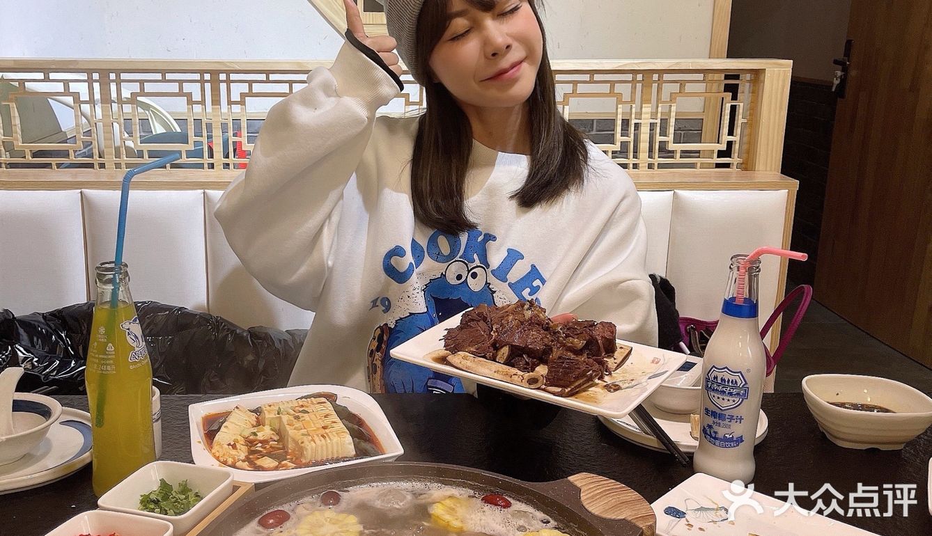 热腾腾的牛肉砂锅 四个人点了「一斤牛肉」的大锅