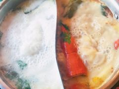 大虾冬阴功汤配椰奶鸡汤鸳鸯锅底-甘尼仕印度餐厅爵士酒吧(阳春巷店)
