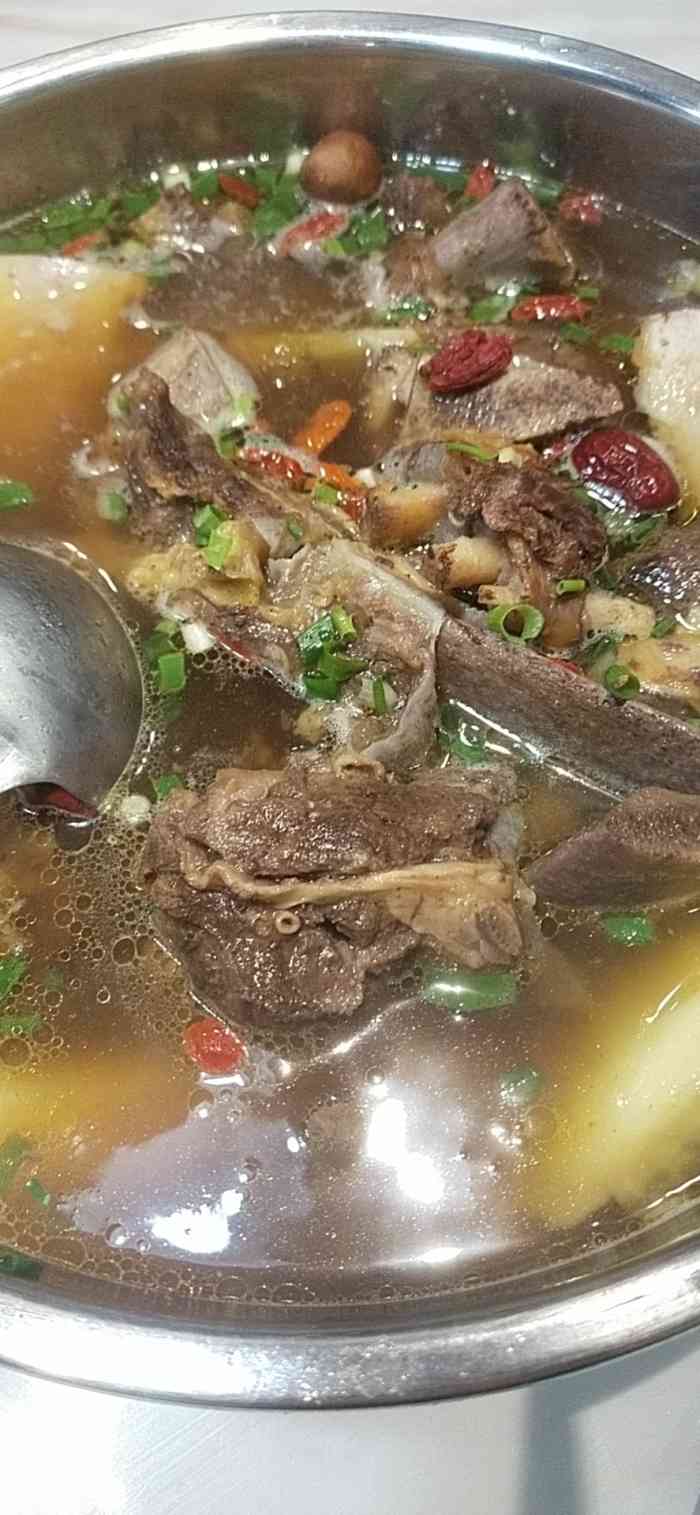 王阿宝牛骨火锅-"「原汤牛骨锅」套餐里带的玉米99胡萝卜17.