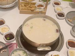-洪氏嗨捞·广东猪肚鸡·椰子鸡火锅(西咸万象城店)