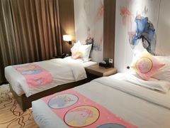 -潮漫酒店(北京通州环球度假区临河里地铁站店)