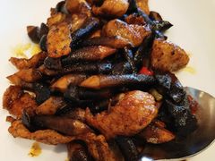鸡枞菌炒猪颈肉-名佳荟