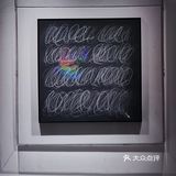 复古风油画展中的咖啡店