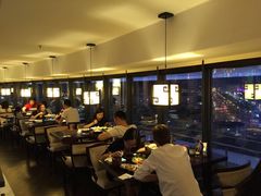 -梅赛德斯-奔驰文化中心商业区域(世博大道店)