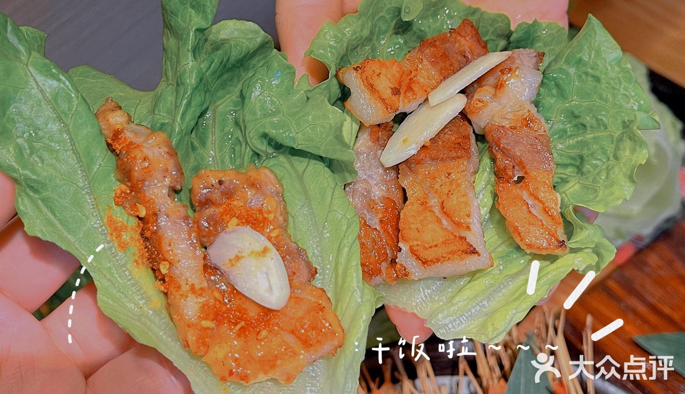 一口就炸裂了口腔。无敌好吃了！海鲜葱饼：虽然我不爱吃葱