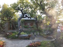 -Chom Cafe and Restaurant