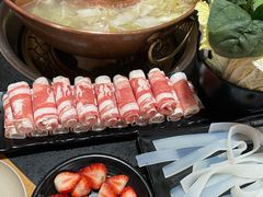 -果松木炭酸菜铜火锅·外婆参鸡汤