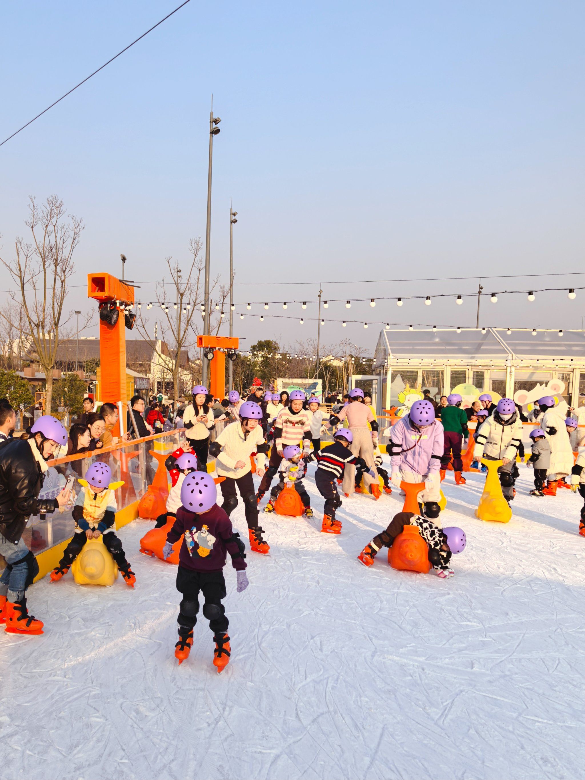 哇塞!这个户外溜冰场,简直是快乐星球