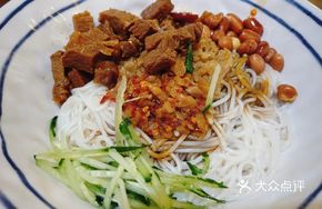 Sauce-Flavored Beef Brisket with Rice Noodles