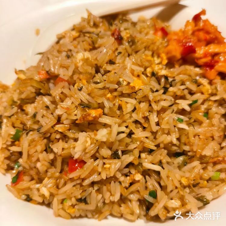 炭火烤牛筋，嚼出烟火里的软糯香