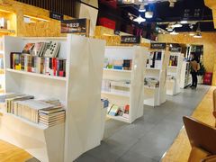 -新华里咖啡书吧(新华书店小寨店)