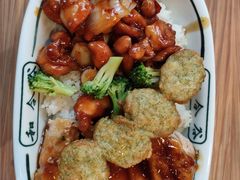 宫保鸡丁拼秘汁鸡排盖饭-和合谷(德外店)
