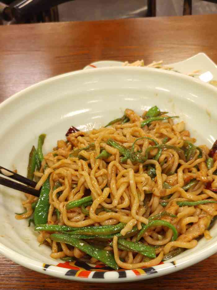 打分 就在家附近,中午过来尝尝.扁豆肉丝炒面出乎意料的好吃,赞!