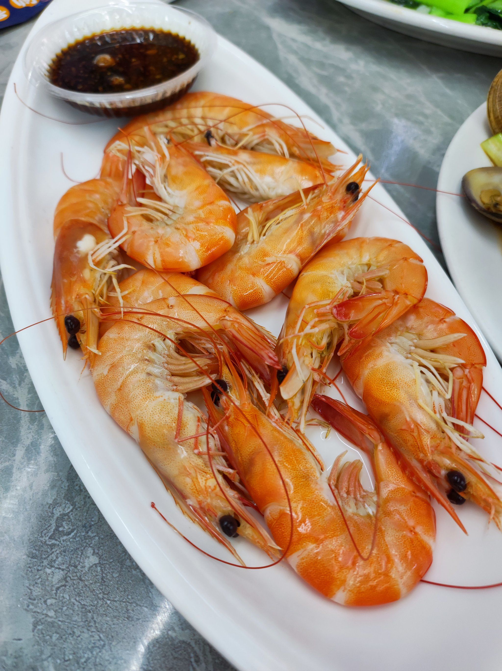 打鼓膏蟹选了清蒸做法,还是挺新鲜的,肉质清甜
7815白灼虾个头