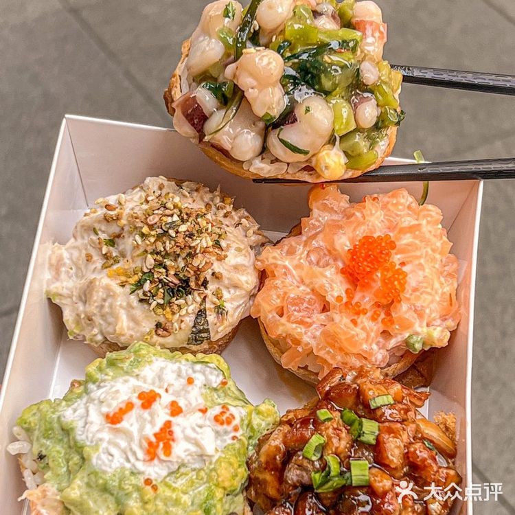 朋友们！成都终于也有油豆腐寿司了🍣好好吃