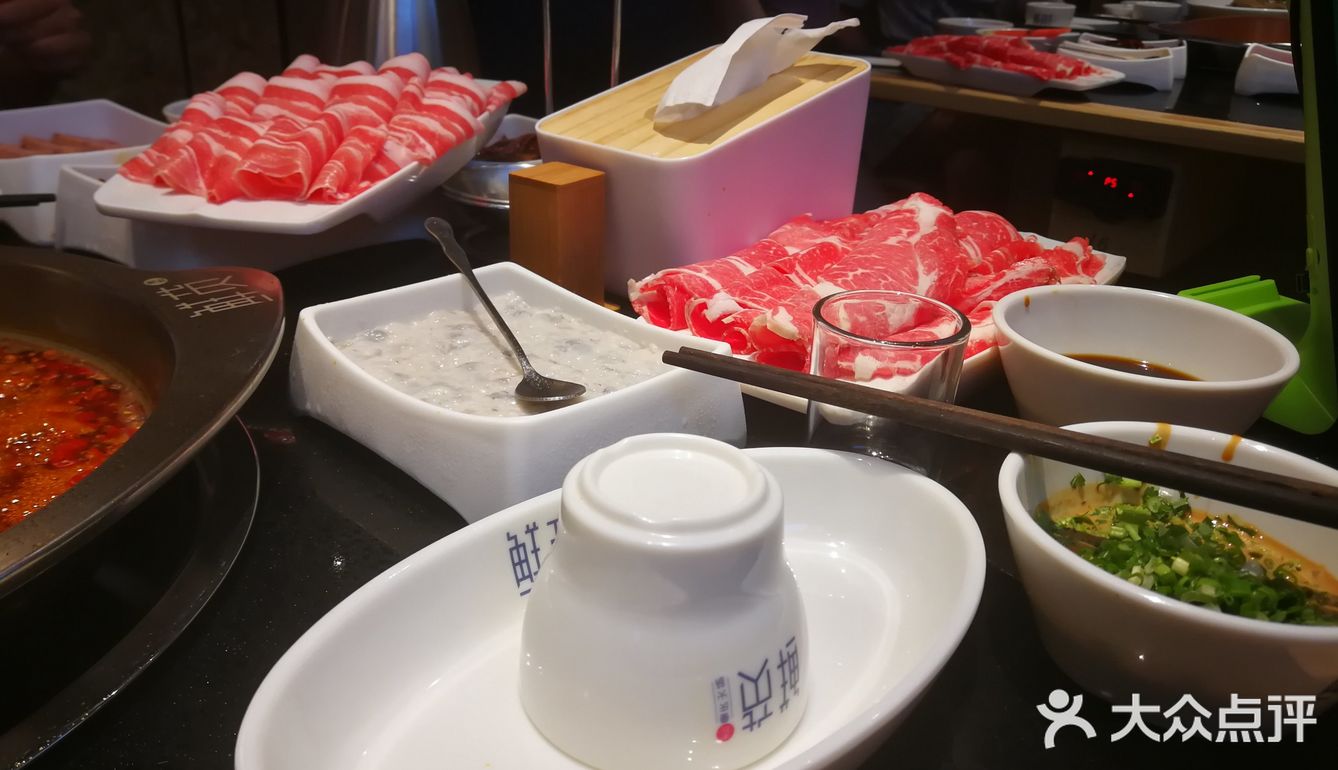 泥鳅现杀的，还在不停的扭动，血可以，辣锅很辣很麻