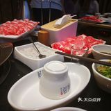 泥鳅现杀的，还在不停的扭动，血可以，辣锅很辣很麻