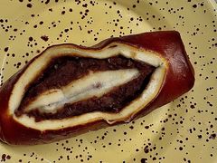 红豆碱水面包-天井·丑面包搭咖啡