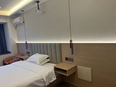 -欧辰国际酒店(重庆欢乐谷轻轨站店)