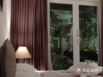 酒店白色风格，有点圣托里尼的赶脚，哈哈。泳池很大