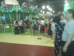 点击看大图 -维佳童话镇演出现场(徐东店)