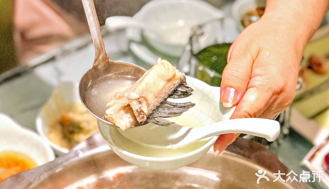 鲜掉眉毛❗️姐妹带我吃的这家薄如纸的斑鱼火锅真🉑