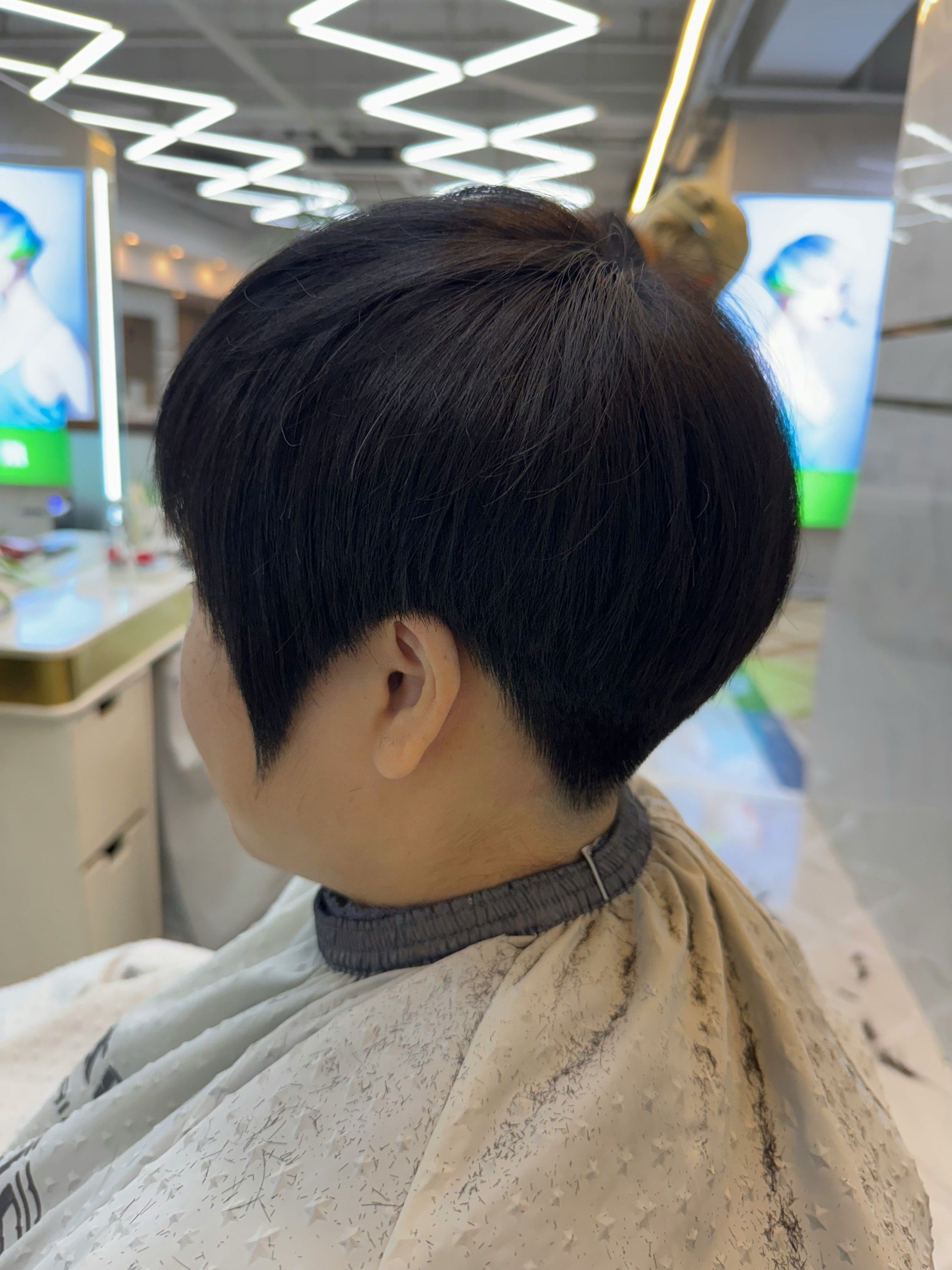 不等式短发左侧面