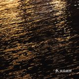 中秋夜看月出东方 从山后升起倒映在水中