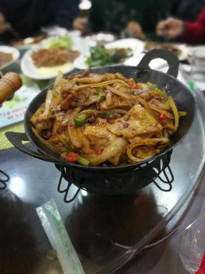 天然居饭店位于北辰区果园南道,这家饭店可是开了很多年了.